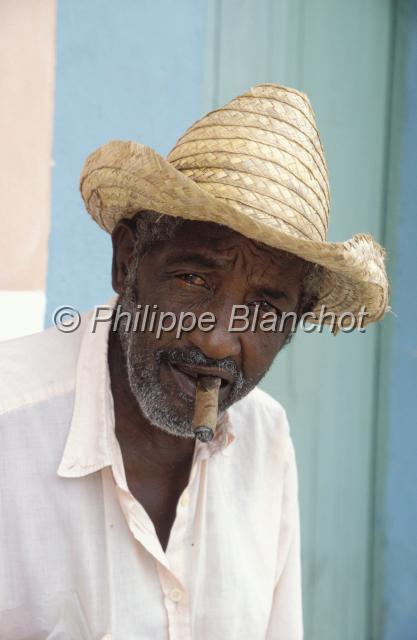 cuba 08.JPG - Portrait d'un vieux Cubain fumant son cigareTrinidadCuba